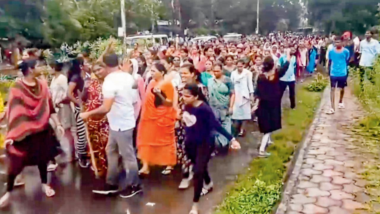 ઉમરગામમાં બાળકી પર થયેલા જાતીય અત્યાચારના વિરોધમાં રસ્તા પર ઊતરેલા લોકો