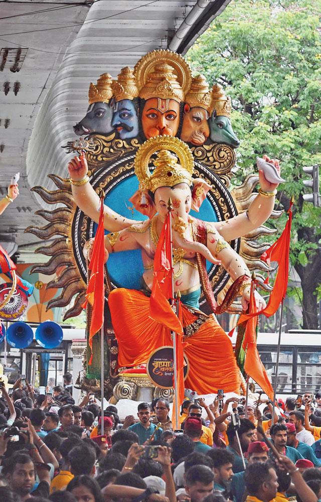 વરસતાં વરસાદ વચ્ચે ભક્તોનો બાપ્પા પ્રત્યેનો પ્રેમ જોવા મળ્યો હતો.