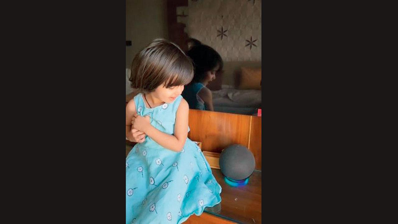 ત્રણ-ચાર વર્ષની ક્યુટ બાળકી ઍલેક્સાને હુકમ કરે છે
