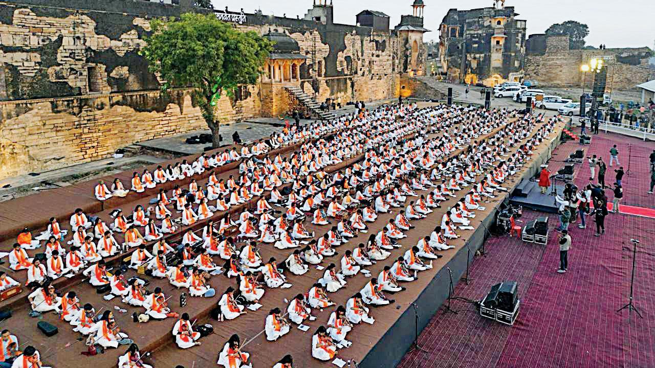 ગ્વાલિયરમાં રવિવારે યોજાયેલા ૧૦૦મા તાનસેન સંગીત સમારોહમાં ૫૪૬ કલાકારોએ ૯ શાસ્ત્રીય વાદ્યયંત્રો પર રાગ મલ્હાર