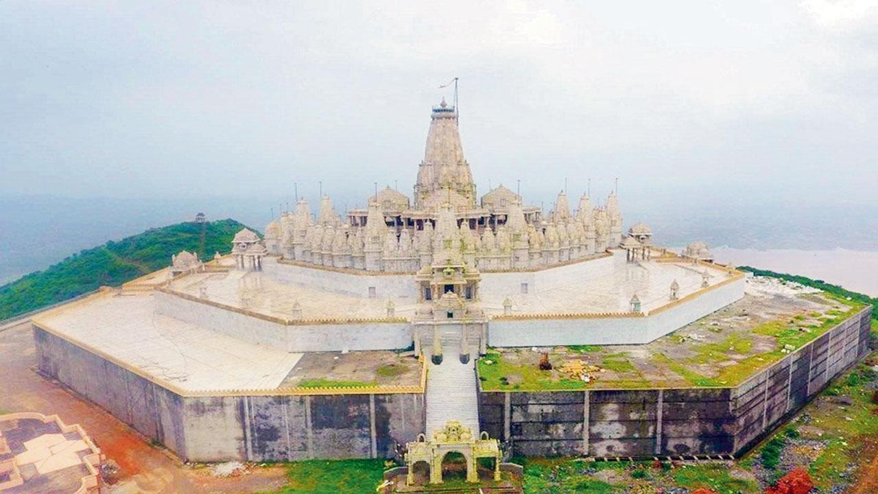 હસ્તગિરિ જૈન તીર્થ : આ પ્રોજેક્ટ દસ વર્ષથી પણ વધારે લાંબો ચાલ્યો, કારણ કે ધારણા કરતાં એમાં ખર્ચ વધી ગયો હતો.