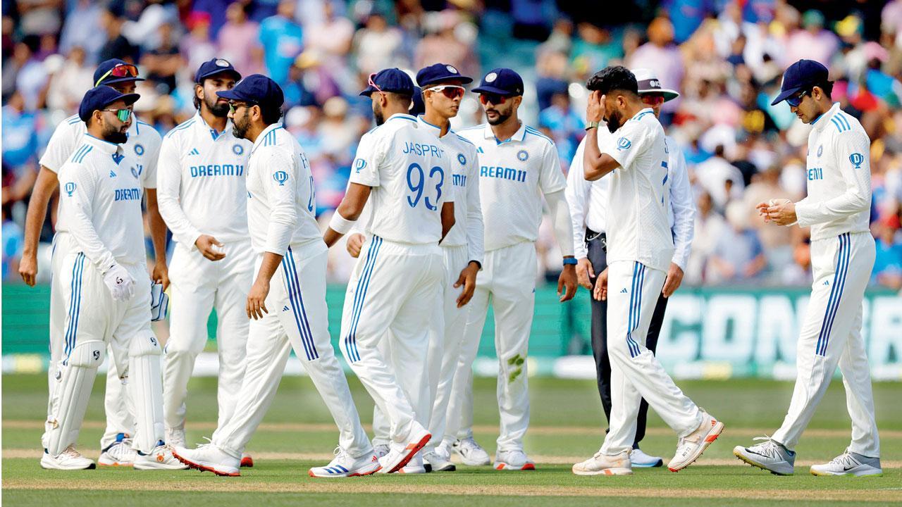 ગઈ કાલે બીજી ટેસ્ટ ખરાબ રીતે હારી ગયા બાદ ખૂબ જ નિરાશ થયેલી ભારતીય ટીમ.