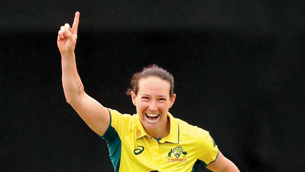 ઑસ્ટ્રેલિયન ફાસ્ટ બોલર મેગન શટ્ટ ૧૯ રનમાં પાંચ વિકેટ લઈને પ્લેયર ઑફ ધ મૅચ બની હતી