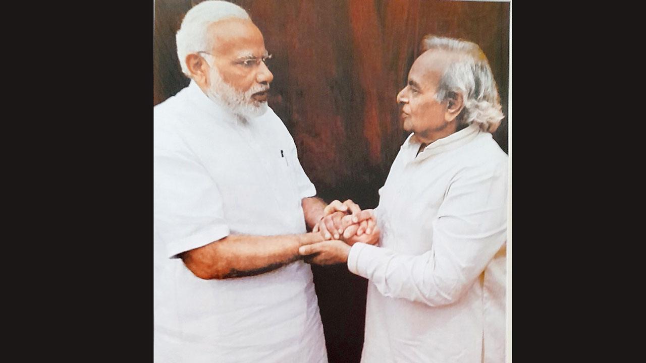 નરેન્દ્ર મોદી સાથે આણંદજીભાઈ.