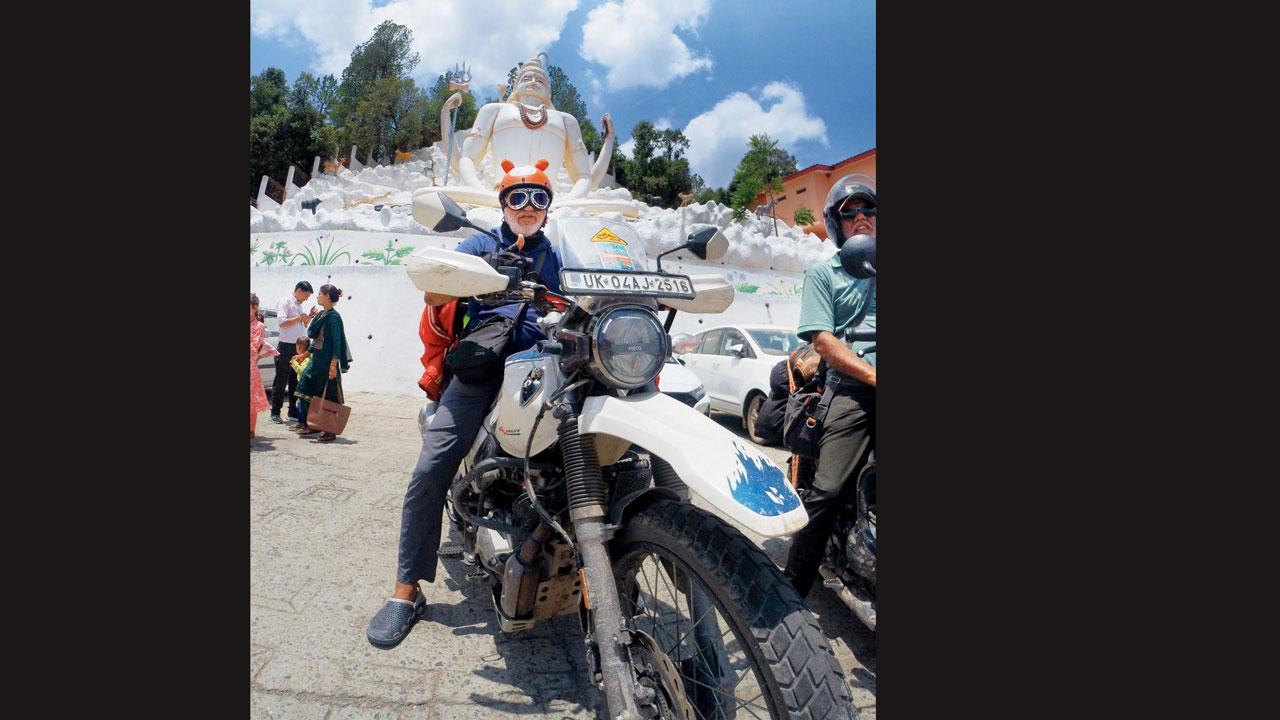 ઓમ પર્વત અને આદિ કૈલાસ પર બાઇક પર જવા માટે સામાન્ય રીતે યુવાનોને જ સરળતાથી પરમિશન મળે છે, જ્યારે ૬૪ વર્ષના મંગલભાઈએ ઑથોરિટીને પોતાની ફિટનેસથી પ્રભાવિત કરીને પરવાનગી મેળવી અને બાઇક પર યાત્રા પૂરી કરી.