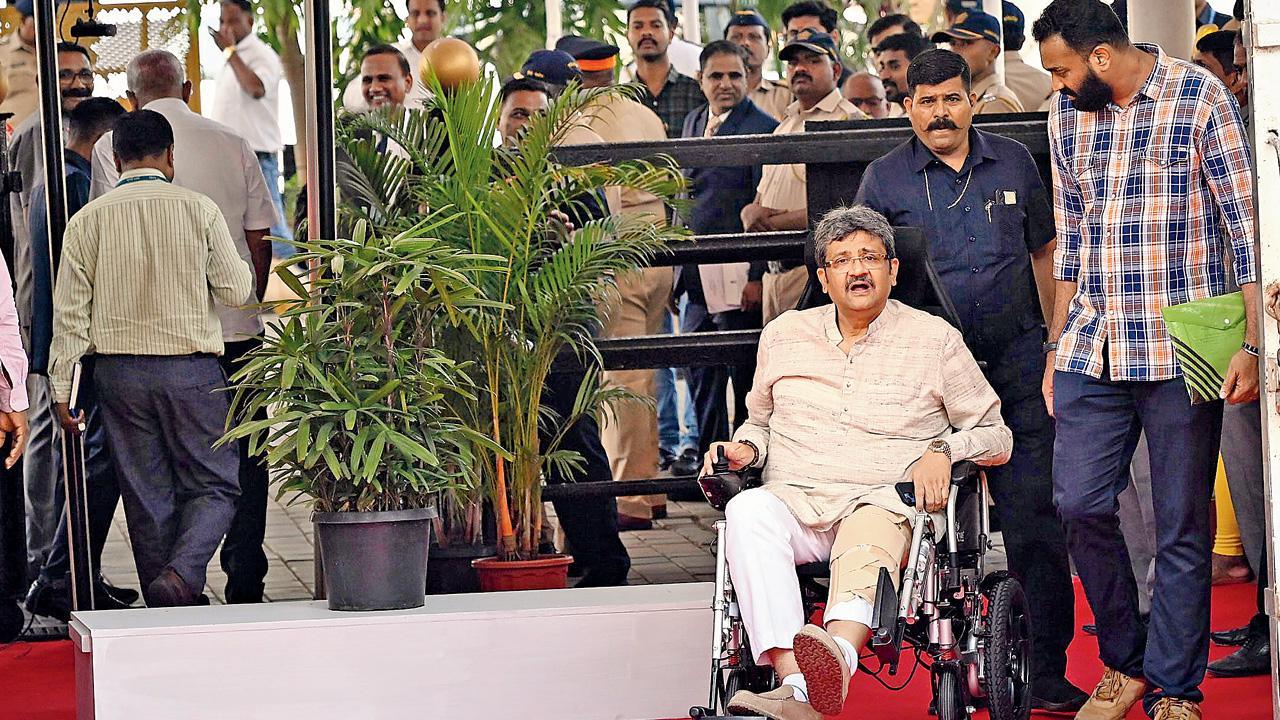 શપથવિધિ માટે વિધાનભવનમાં વ્હીલચૅર પર આવેલા ઘાટકોપર-ઈસ્ટના વિધાનસભ્ય પરાગ શાહ (તસવીર : સૈયદ સમીર અબેદી)