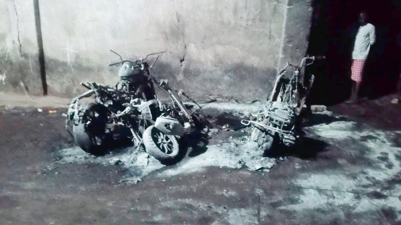 ત્રણ ટૂ-વ્હીલર ગુરુવારે મધરાત બાદ ૨.૪૯ વાગ્યે સળગી ગયાં હોવાની માહિતી