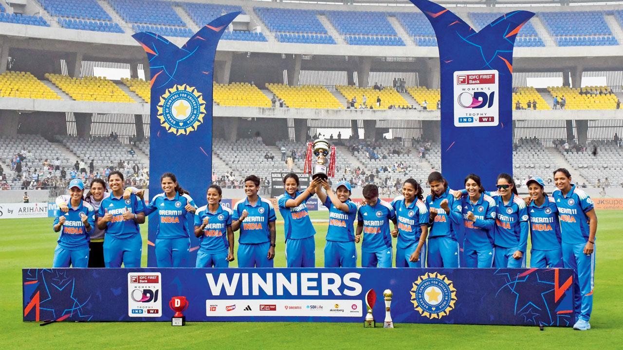 વન-ડે સિરીઝમાં વેસ્ટ ઇન્ડિયન મહિલાઓને ૩-૦થી હરાવીને ટ્રોફી સાથે ખૂબ જ ખુશખુશાલ ભારતીય મહિલા ટીમ.