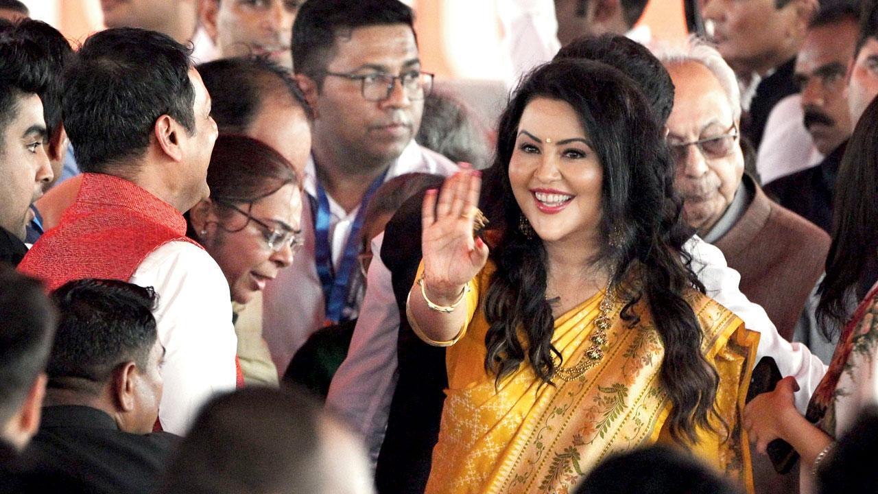 ગઈ કાલે આઝાદ મેદાનમાં શપથવિધિ  સમારંભમાં અમૃતા ફડણવીસ. (તસવીર : રાણે આશિષ)