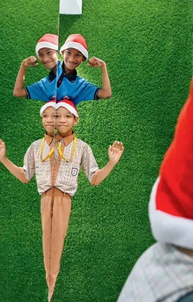 તાજેતરમાં શરુ થયેલા પેરાડોક્સ મ્યુઝિયમમાં આકાંક્ષા ફાઉન્ડેશનના વિદ્યાર્થીઓએ નાતાલનો આનંદ માણ્યો હતો.