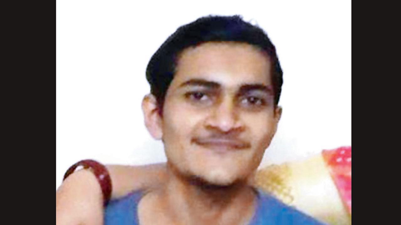 ભાવેશ (ધ્રુવ) ભાનુશાલી.