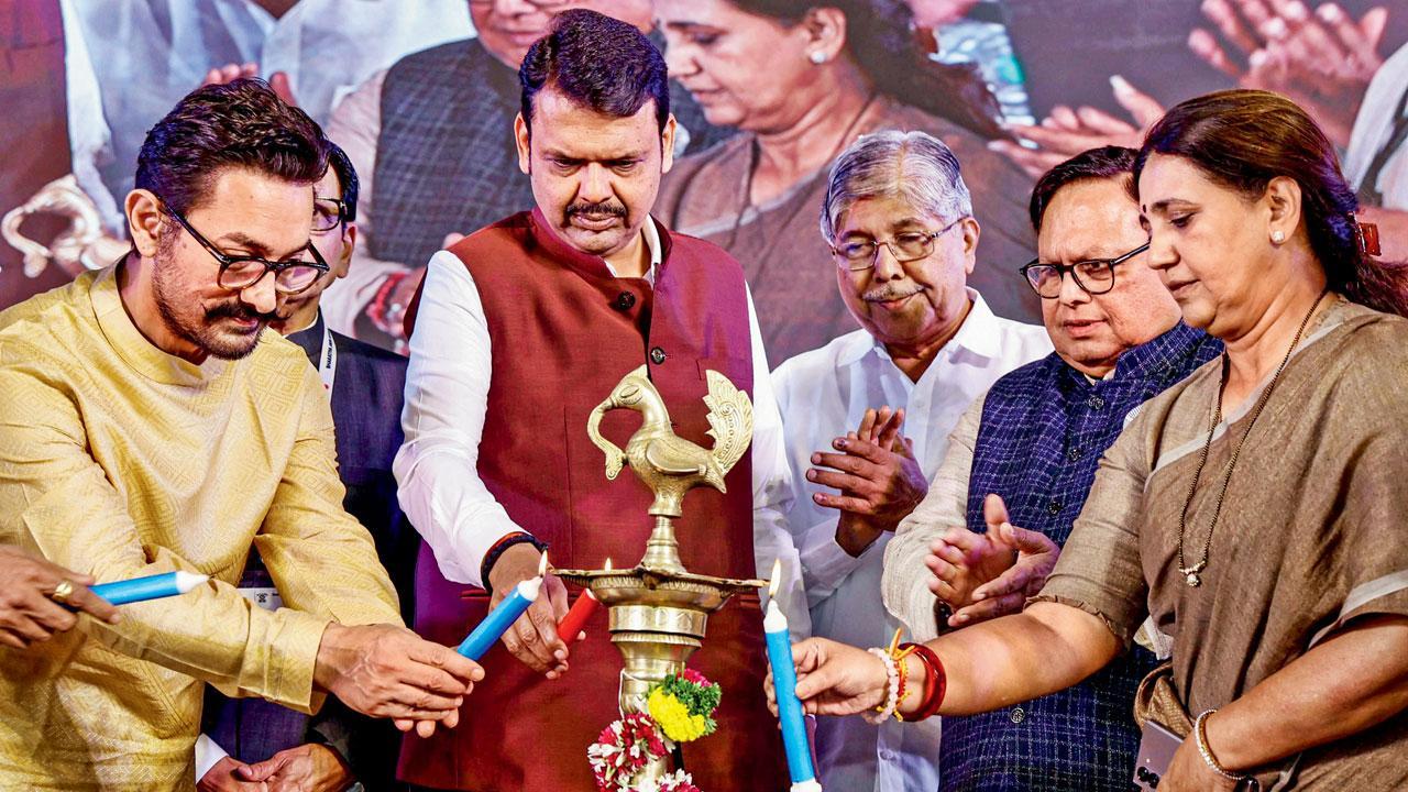 પુણેમાં ભારતીય જૈન સંગઠનના નૅશનલ કન્વેન્શન ૨૦૨૪ના કાર્યક્રમમાં દીપપ્રાગટ્ય કરી રહેલા દેવેન્દ્ર ફડણવીસ, વિધાનસભ્ય ચંદ્રકાંત પાટીલ અને અભિનેતા આમિર ખાન. આ કાર્યક્રમમાં દેવેન્દ્ર ફડણવીસનું સન્માન પણ કરવામાં આવ્યું હતું.