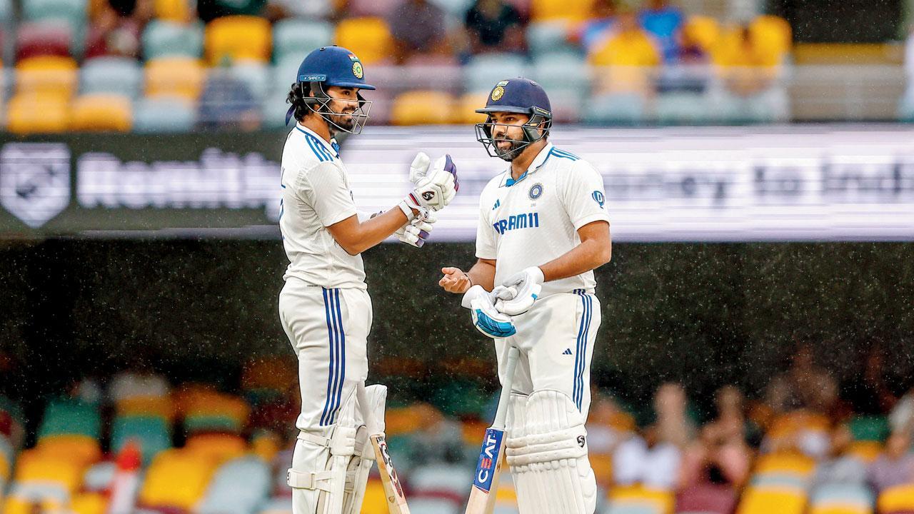 ગઈ કાલે મુશ્કેલીમાં મુકાઈ ગયેલી ભારતીય ટીમને કેવી રીતે બચાવવી એ વિશે વાતચીત કરે રહેલા રોહિત શર્મા અને કે. એલ. રાહુલ.