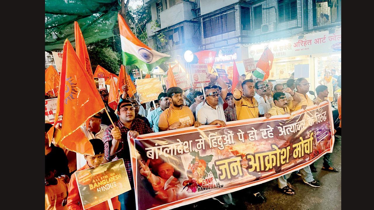 ઘાટકોપરમાં પણ ગઈ કાલે સાંજે ભારતીય હિન્દુ સમાજ દ્વારા બંગલાદેશમાં હિન્દુઓ પર થઈ રહેલા અત્યાચારનો વિરોધ કરવા એક જનઆક્રોશ મોરચાનું આયોજન કરવામાં આવ્યું હતું