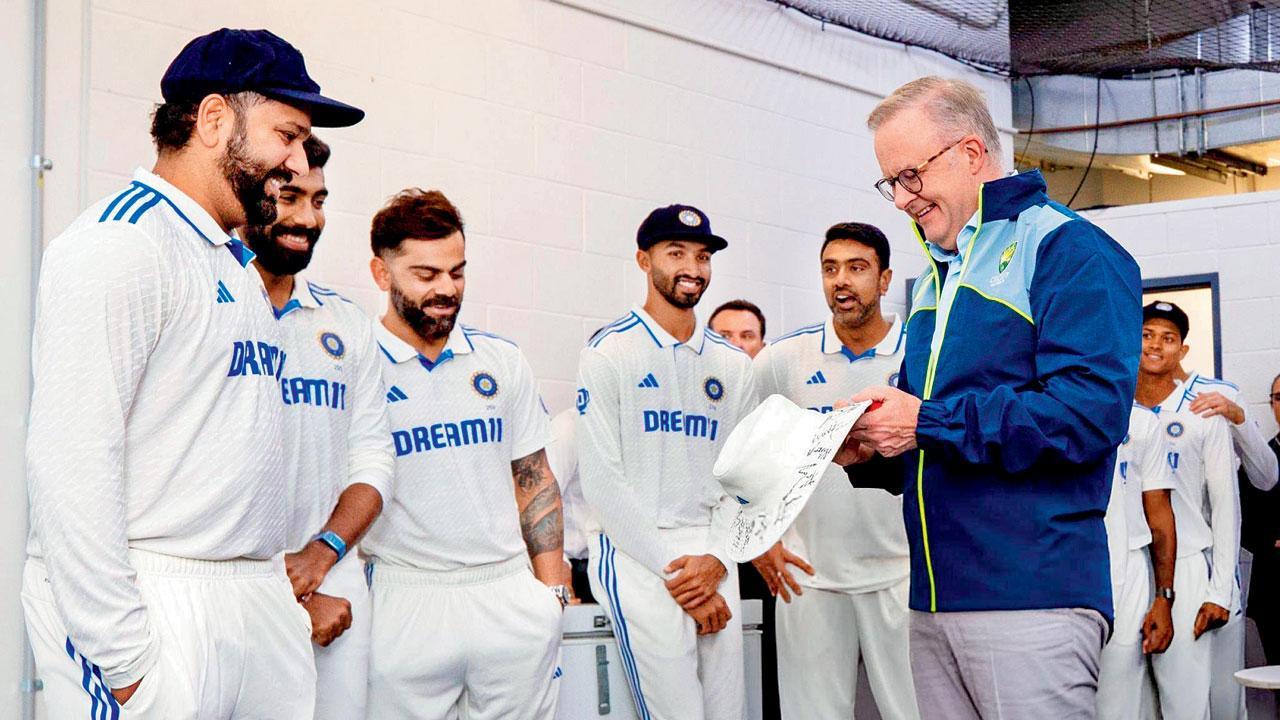 પ્રાઇમ મિનિસ્ટર ઍન્થની ઍલ્બનીઝને ભારતીય ટીમના પ્લેયર્સે ઑટોગ્રાફ કરેલી કૅપ ગિફ્ટ કરી હતી.