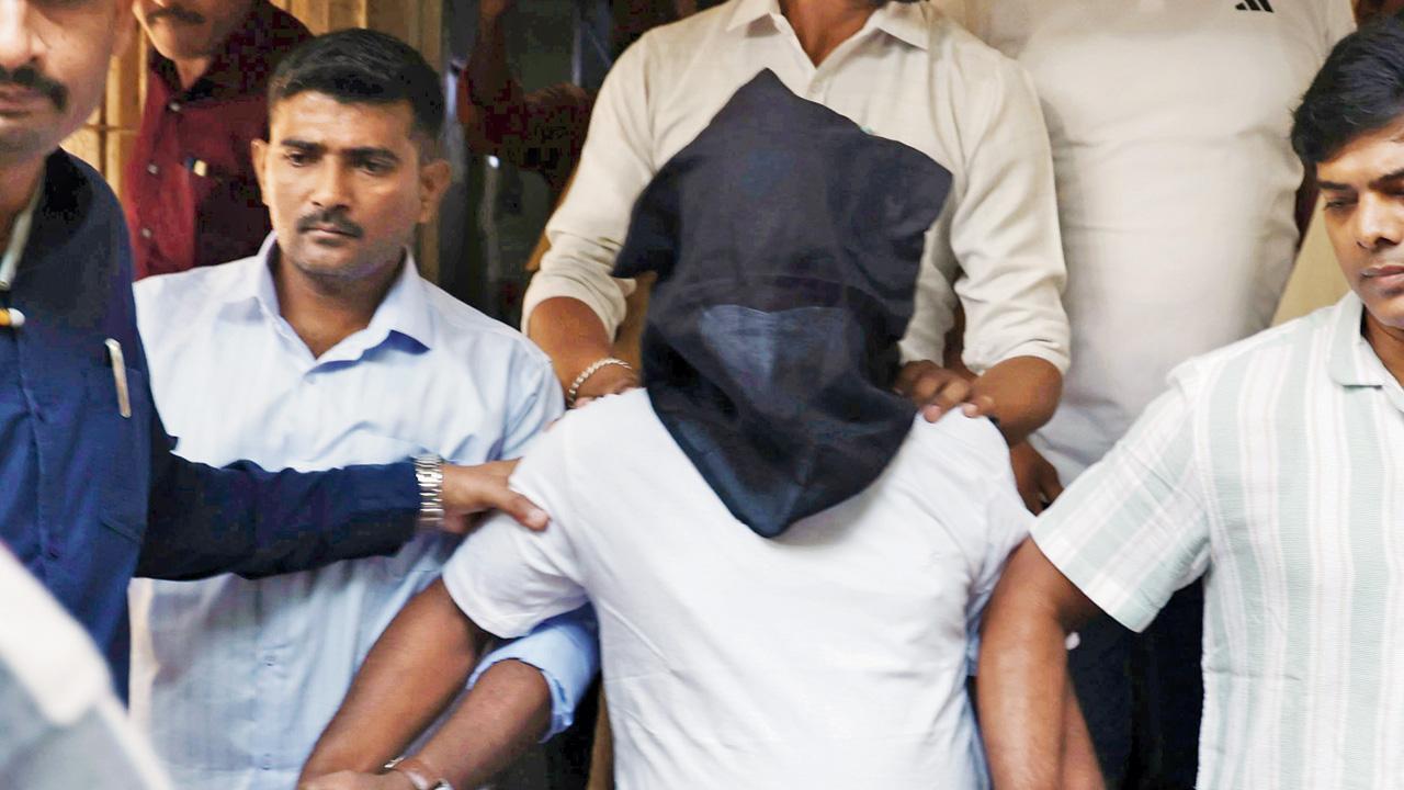 ૭ જણનો ભોગ લેનાર બસ-અકસ્માતના આરોપી ડ્રાઇવર સંજય મોરેને કોર્ટમાં લઈ જવાયો હતો. કોર્ટે તેને ૨૧ ડિસેમ્બર સુધીની પોલીસ-કસ્ટડી આપી હતી.