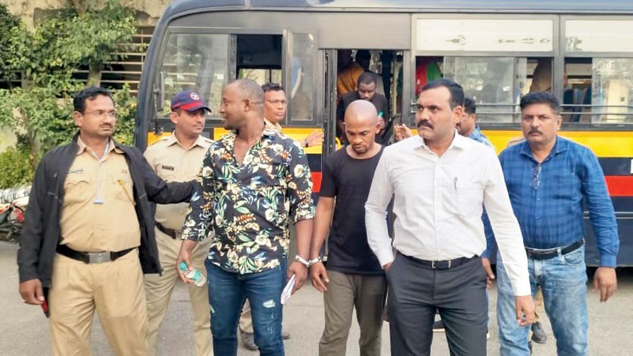 ગેરકાયદે રહેતા ૧૬ આફ્રિકન નાગરિકોની ધરપકડ કરી