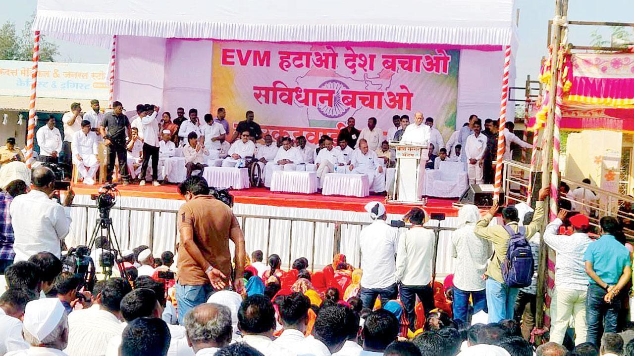 ગઈ કાલે મારકડવાડીના લોકોને સંબોધી રહેલા શરદ પવાર.