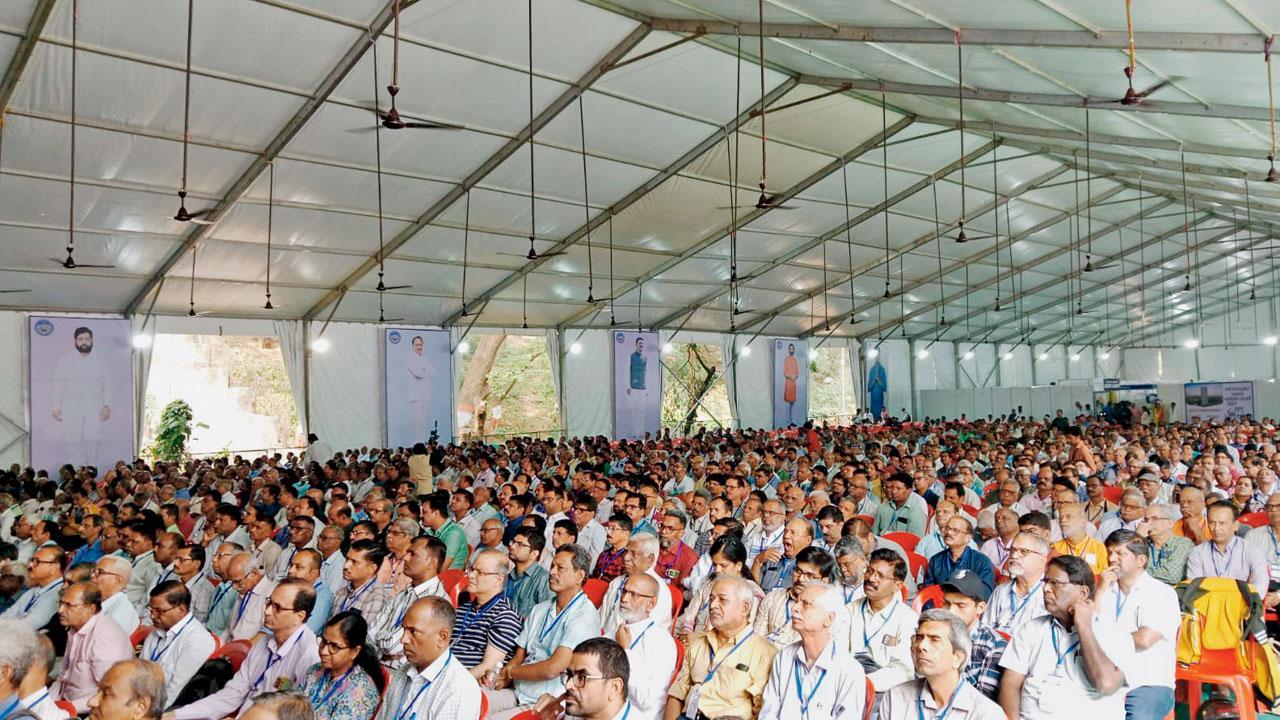 થાણેમાં આયોજિત કરાયેલા કો-ઑપરેટિવ હાઉસિંગ સોસાયટીઓના અધિવેશનને અભૂતપૂર્વ સફળતા મળી હતી. અનેક સોસાયટીના પ્રતિનિધિઓએ એમાં હાજરી આપી હતી.