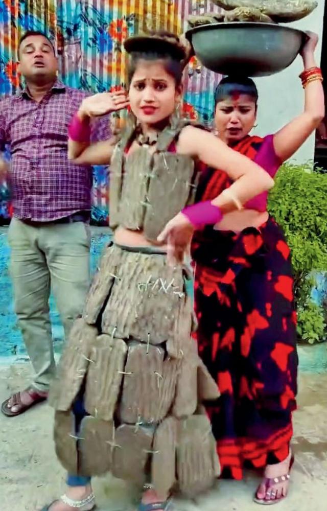 સોનપાલ શર્મા નામની એક ટીનેજર સોશ્યલ મીડિયા પર તેના વિઅર્ડ પહેરવેશ માટે ખૂબ વાઇરલ છે. 