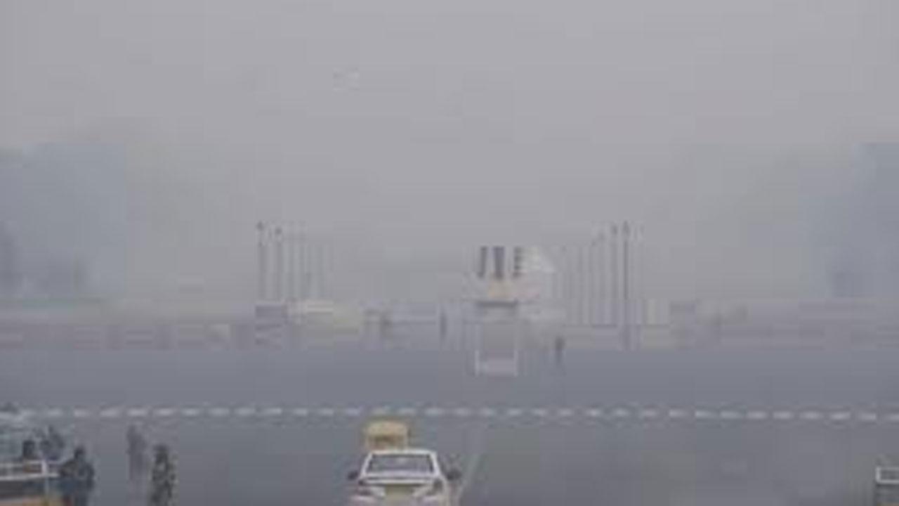 દિલ્હીમાં વરસાદથી ઠંડી વધી છે અને પ્રદૂષણની માત્રા ઓછી થઈ છે