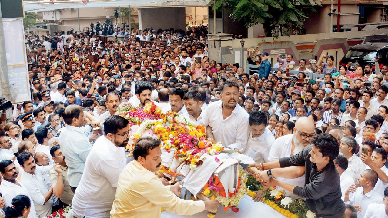 અભિષેક ઘોસાળકરની સ્મશાનયાત્રા