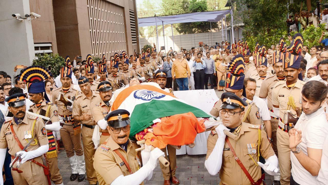 ગઈ કાલે રાજકીય સન્માન સાથે મનોહર જોશીના અંતિમ સંસ્કાર કરવામાં આવ્યા હતા.  (સૈયદ સમીર અબેદી)