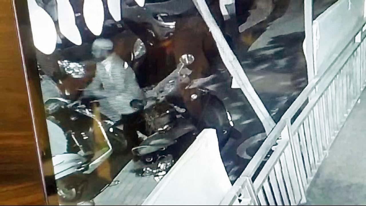 સીસીટીવી ફુટેજમાં આરોપીઓ બાઇક ચોરતાં ઝડપાઈ ગયા હતા.