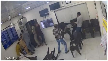 એકનાથ શિંદેની આગેવાની હેઠળના શિવસેનાના નેતાઓ મહેશ ગાયકવાડ અને રાહુલ પાટીલને શુક્રવારે ભાજપના ધારાસભ્ય ગણપત ગાયકવાડે કથિત રીતે ગોળી માર્યા બાદ તેમને હોસ્પિટલમાં લઈ જવામાં આવ્યા હતા.