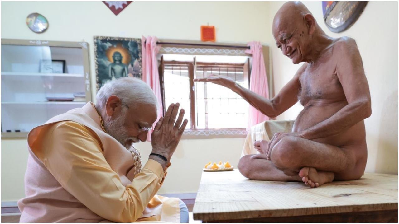 જૈન દિગંબર મુનિ આચાર્ય વિદ્યાસાગર મહારાજે સમાધિ લીધી (તસવીર: મુનિ મહારાજના આશિર્વાદ લેતા પીએમ મોદી)