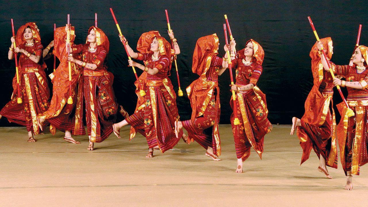 ટિપ્પણી રાસમાં એનર્જીની સાથોસાથ ચીવટ પણ એટલી જ જોઈએ અને સંગીત પર તાલબદ્ધતા પણ એવી જ હોવી જોઈએ.