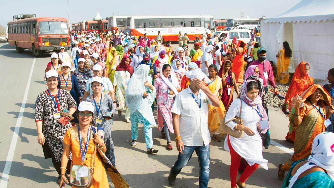 શુક્રવારે ભરતડકે વડા પ્રધાનની જાહેર સભામાં જઈ રહેલા લોકો.  (સૈયદ સમીર અબેદી)