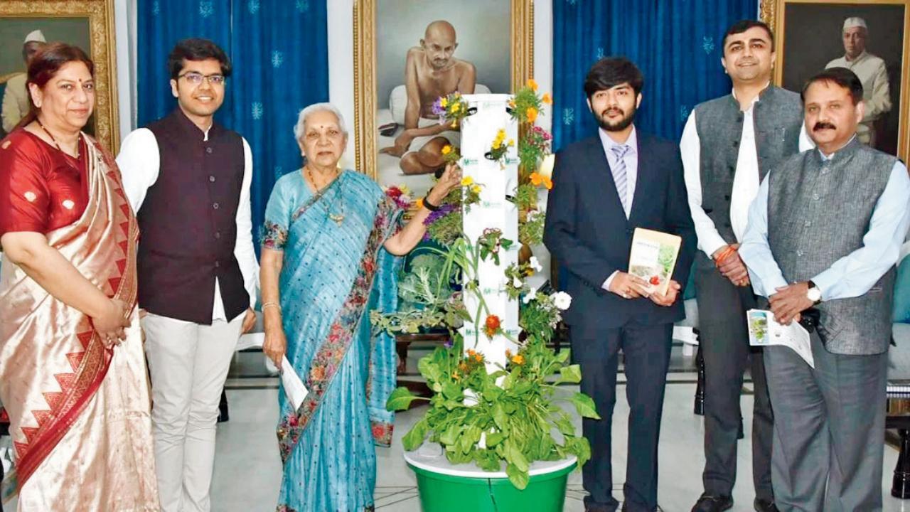 આઇઆઇટી કાનપુરના પ્રખર અગ્રવાલ અને તનય તિવારી