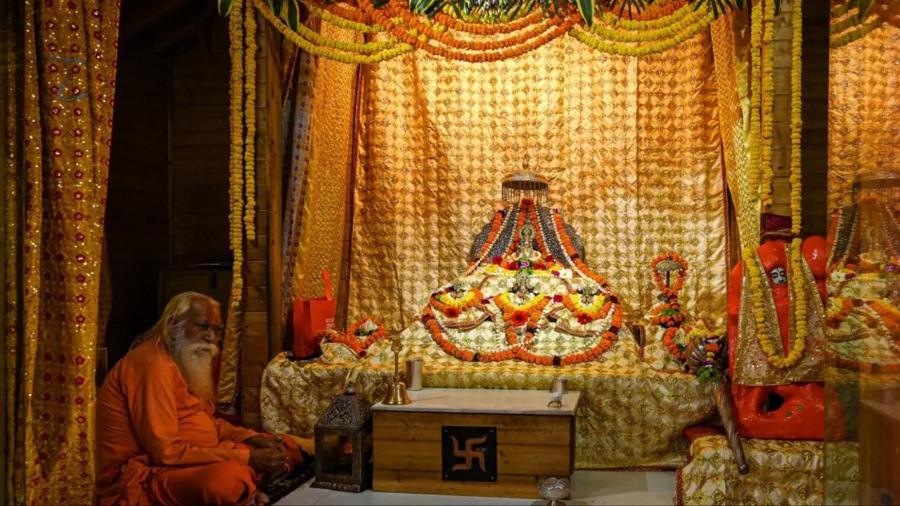 અરુણ યોગીરાજ દ્વારા નિર્મિત રામલલ્લાની ગર્ભગૃહમાં શોભતી મૂર્તિ