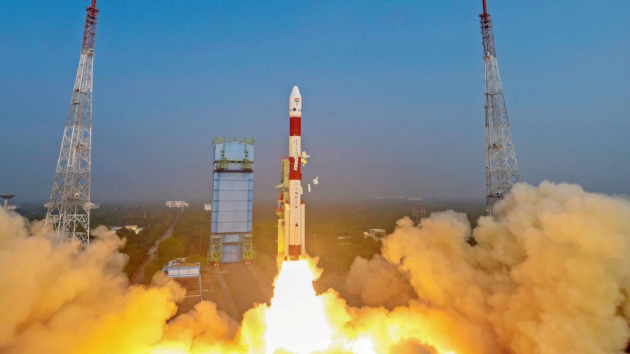 શ્રીહરિકોટામાં ગઈ કાલે સ્પેસપોર્ટ પરથી એક્સ-રે પોલૅરિમીટર સૅટેલાઇટ અને અન્ય દસ સૅટેલાઇટ્સને લઈને ઉડાન ભરી રહેલું ઇસરોનું પીએસએલવી-સી58.  પી.ટી.આઇ.