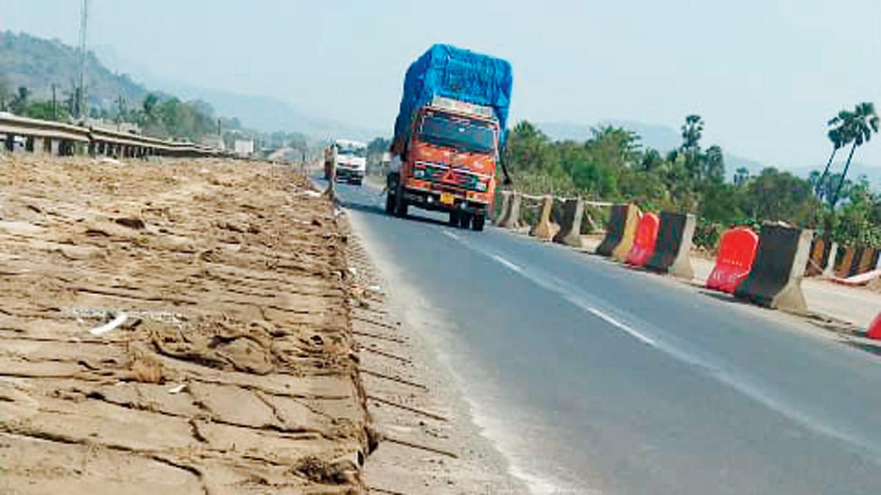 મુંબઈ-અમદાવાદ નૅશનલ હાઇવે પર વાઇટ ટૉપિંગના કામમાં લોખંડના સળિયા બહારની બાજુએ આવી રહ્યા હોવાથી જોખમને આમંત્રણ અપાઈ રહ્યું છે.