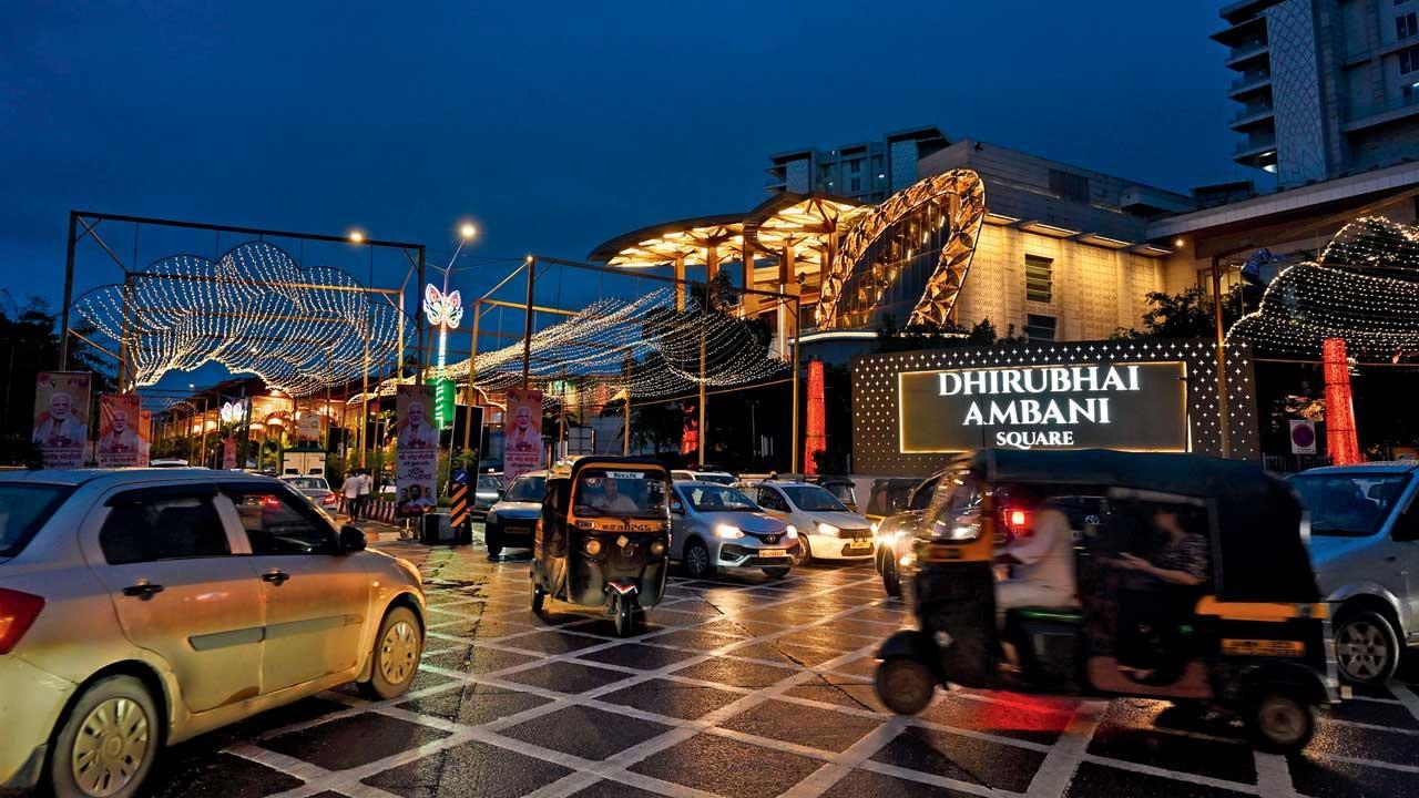 ગઈ કાલે રાત્રે BKCમાં આવેલા જિયો વર્લ્ડ સેન્ટરનો અને આસપાસના રસ્તાઓનો ઝગમગાટ.  (*તસવીર - અતુલ કાંબળે)