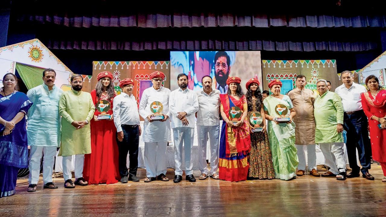આ ઉજવણીમાં એકનાથ શિંદેએ કુલ ૯૦ જણને પાઘડી પહેરાવીને સન્માનિત કર્યા છે