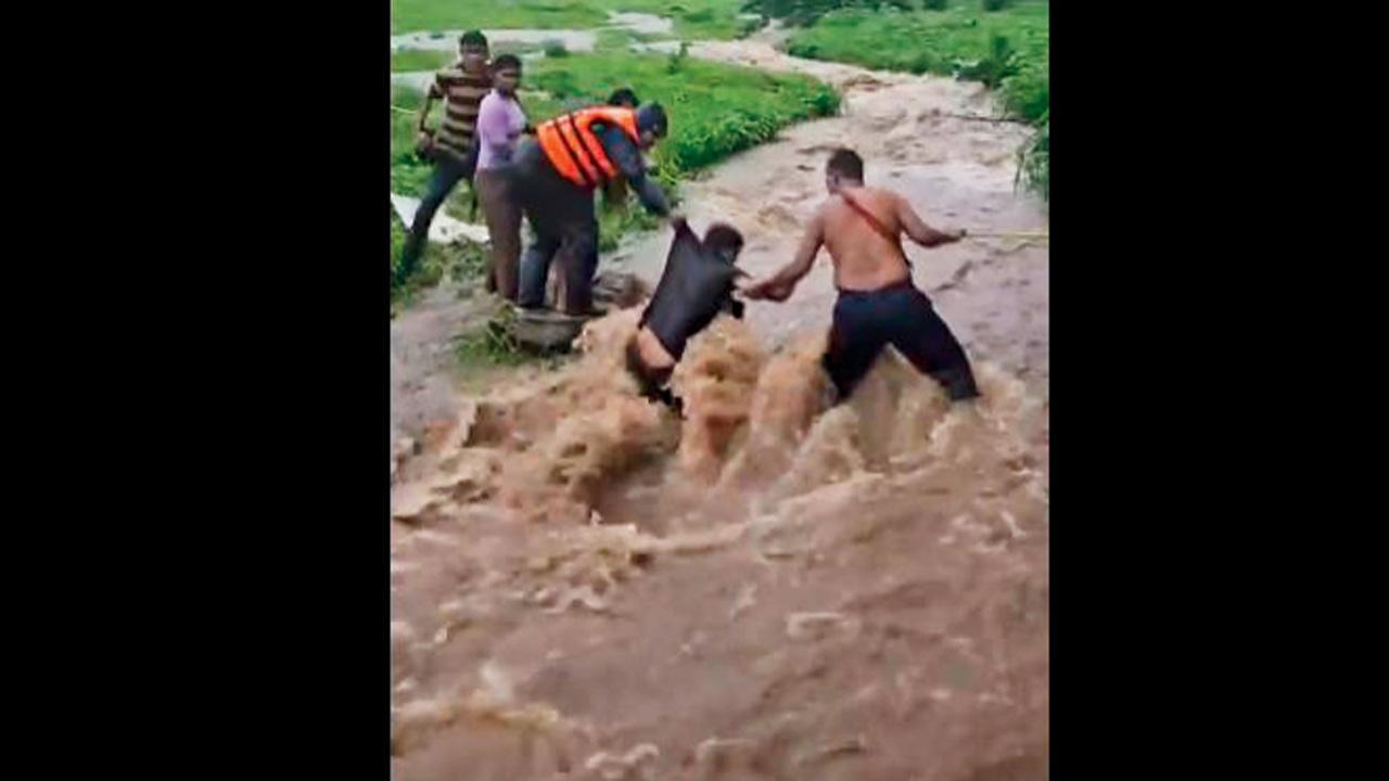 નવી મુંબઈમાં રેસ્ક્યુ કરવામાં આવી રહેલા યુવાનો