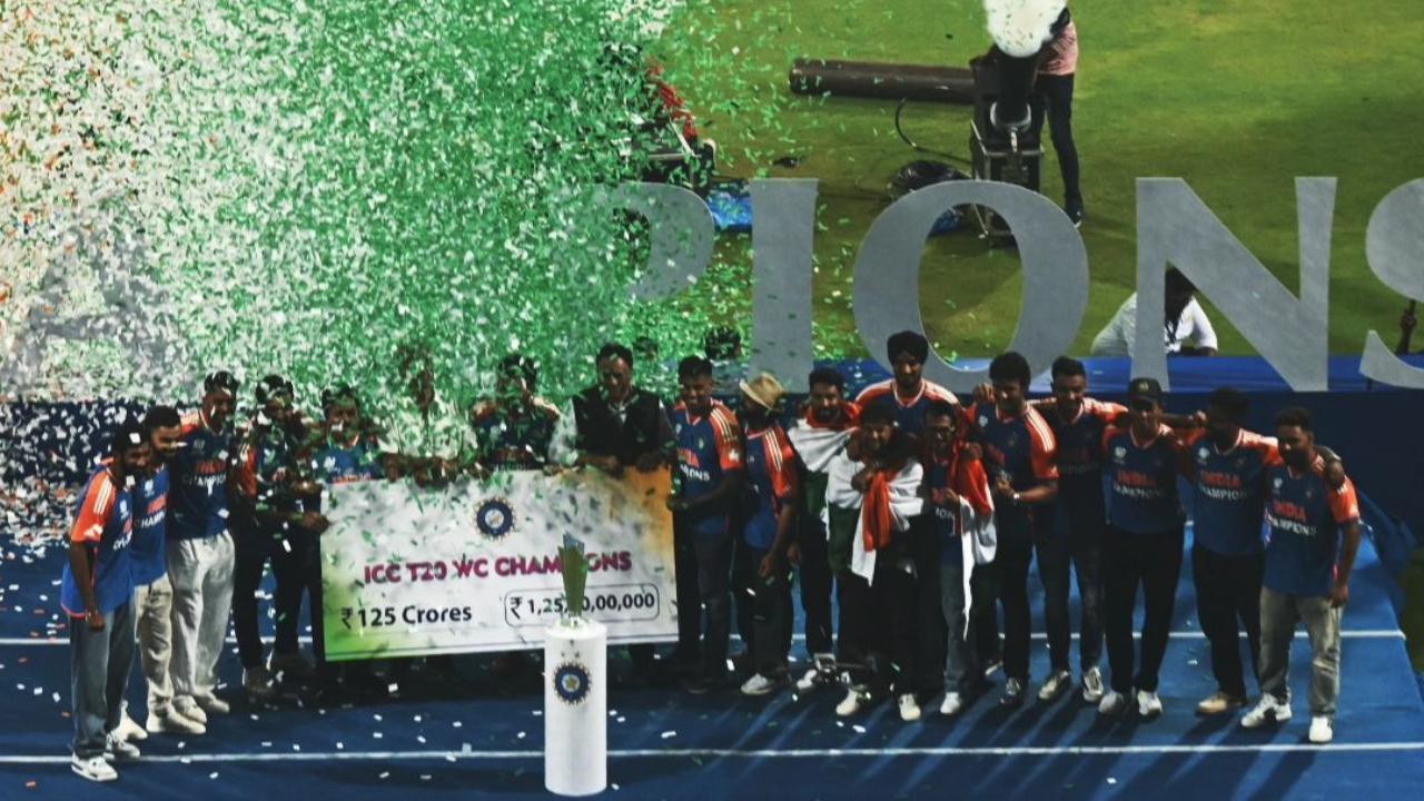 ટીમ ઈન્ડિયાને 125 કરોડનો ઈનામનો ચેક મુંબઈના વાનખેડે સ્ટેડિયમ ખાતે એક ભવ્ય વિજય પરેડ બાદ સોંપવામાં આવ્યો હતો. (તસવીર સૌજન્ય: આઇસીસી સોશિયલ મીડિયા)