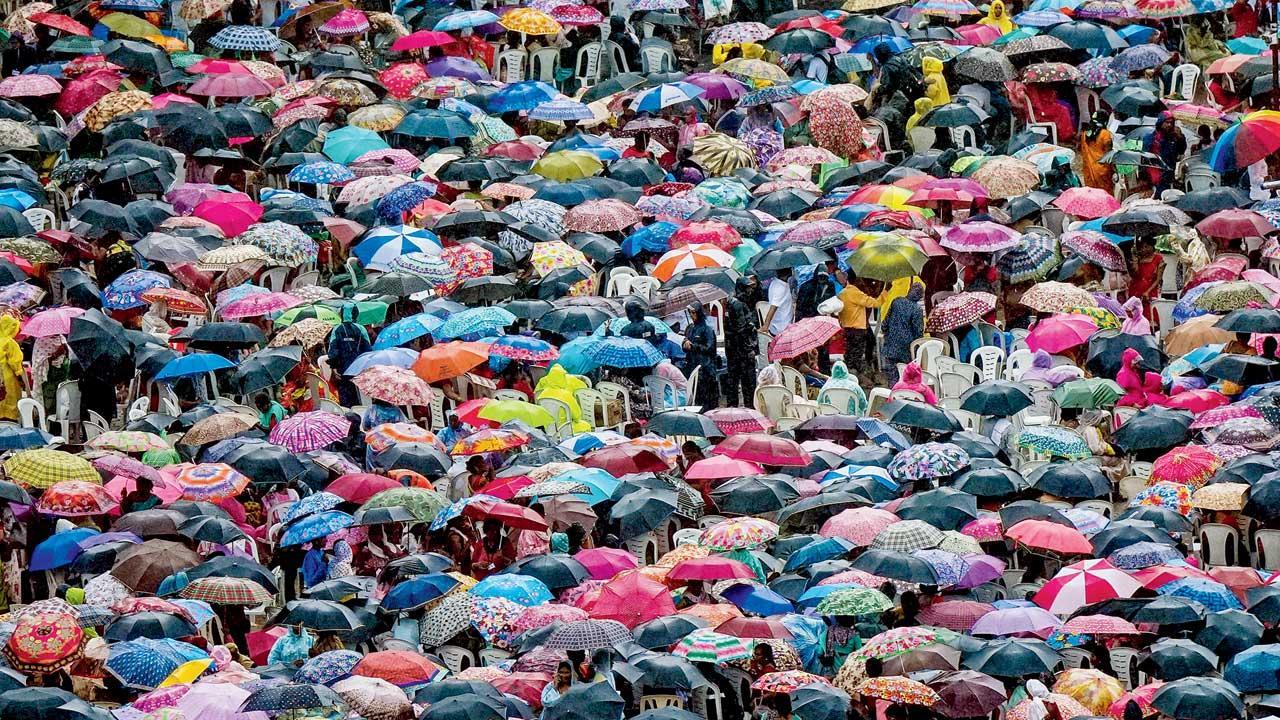 ગઈ કાલે મુંબઈમાં ઘણે ઠેકાણે વરસાદ હતો અને જાણે છત્રીઓનું સામ્રાજ્ય છવાઈ ગયું હતું.