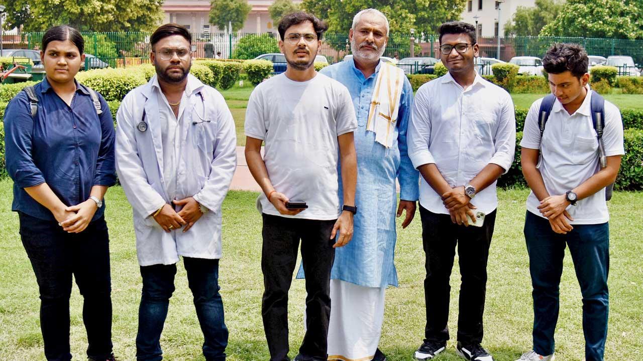 ગઈ કાલે સુપ્રીમ કોર્ટમાં સુનાવણી ચાલી રહી હતી ત્યારે બહાર સ્ટુડન્ટ્સ શું ચુકાદો આવે છે એના ​ઇન્તેજારમાં ઊભા હતા.