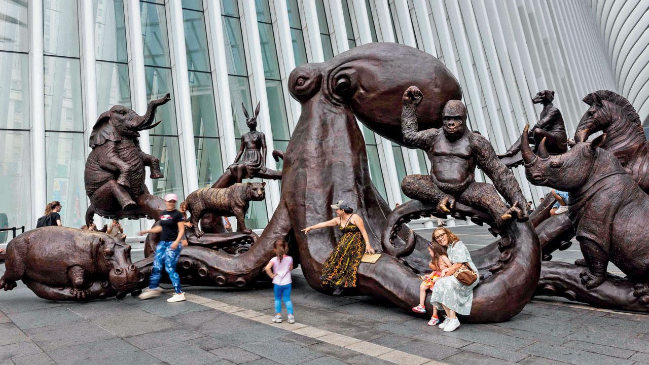  માણસો અને વાઇલ્ડલાઇફ વચ્ચે સહજીવન સંભવ છે એવો સંદેશો આ શિલ્પ આપે છે. 