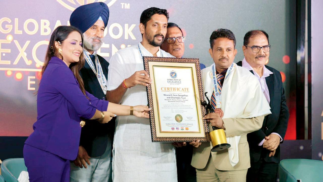 નિઃસ્વાર્થ સેવા સંગઠન ઍન્ડ ચૅરિટેબલ ટ્રસ્ટના પ્રમુખ નીતિન ઠાકોરને વર્લ્ડ રેકૉર્ડનું સર્ટિફિકેટ આપીને સન્માનિત કરવામાં આવ્યા હતા. 