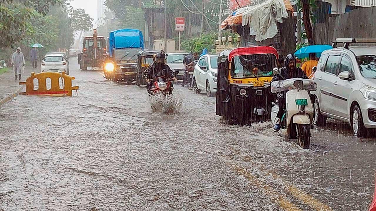 ગઈ કાલે ભારે વરસાદને લીધે ઘોડબંદર રોડ પર પાણી ભરાઈ ગયાં હતાં.
