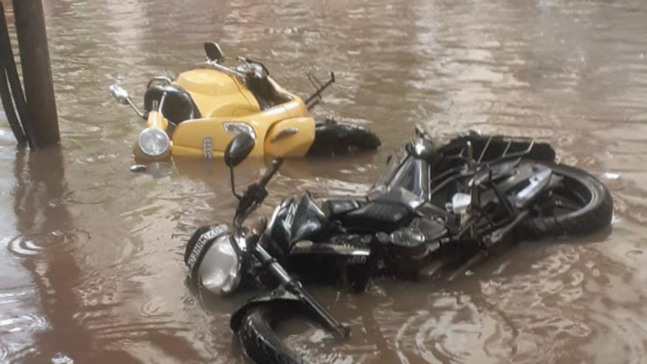 પાણીમાં વહેતા ટુ-વ્હીલર્સ