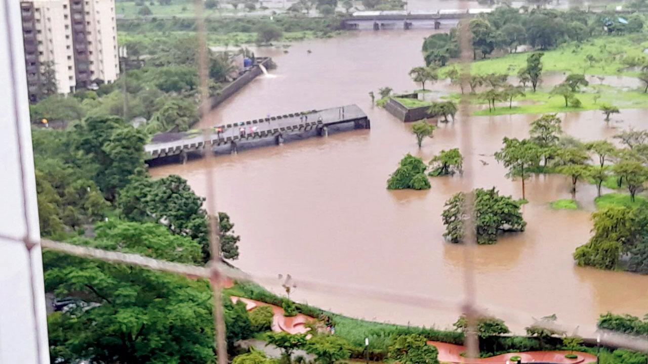 ઉલ્હાસ નદીમાં પૂર આવતાં ડોમ્બિવલીમાં આવી સ્થિતિ જોવા મળી હતી.