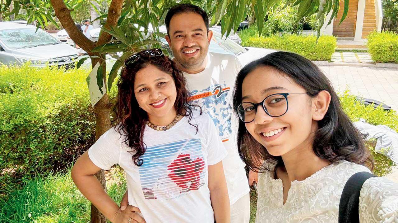 દ્વિજા તેનાં માતા-પિતા સાથે.
