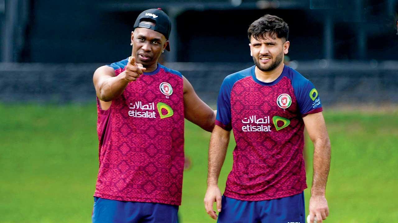 વેસ્ટ ઇન્ડીઝના ભૂતપૂર્વ ઑલરાઉન્ડર ડ્વેન બ્રાવો સાથે બોલિંગ-પ્રૅક્ટિસ કરી અફઘાની બોલર્સે.