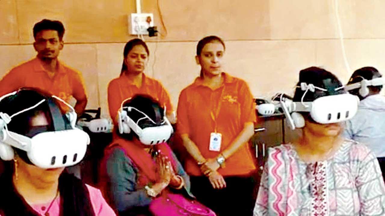 વર્ચ્યુઅલ રિયલિટી દ્વારા દર્શન કરતાં ભક્તો